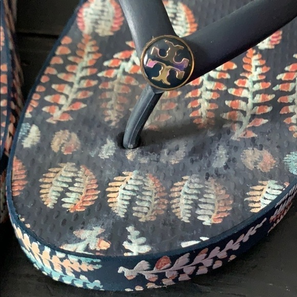 TORY BURCH Thandie Navy/Fern Print Wedge Flip Flop - Picture 4 of 12